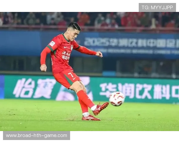 河南队钟义浩斜传身后，古斯塔沃启动抢出半个身位